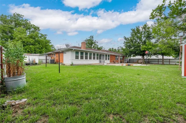 a view of a house with a backyard
