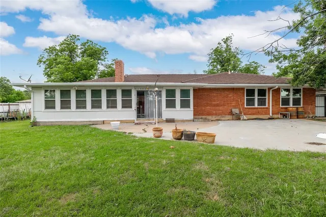 a view of a house with a backyard