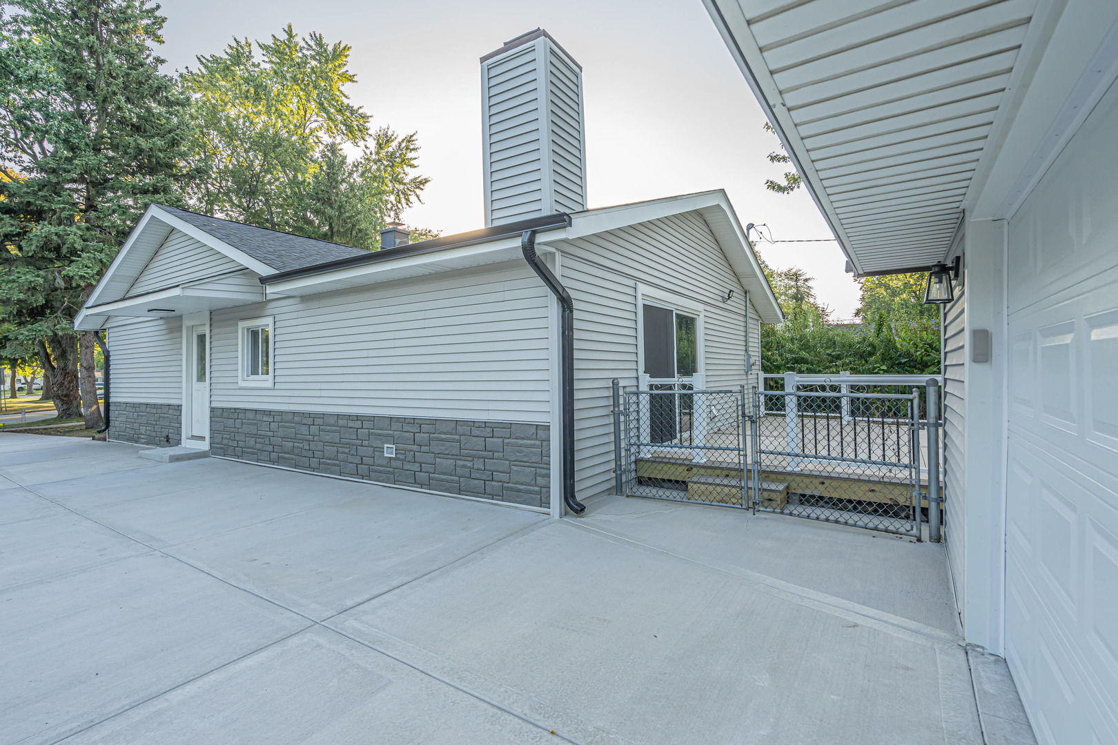 2008 Kirchoff Road Rolling Meadows, IL 60008 - Photo 2 of 13