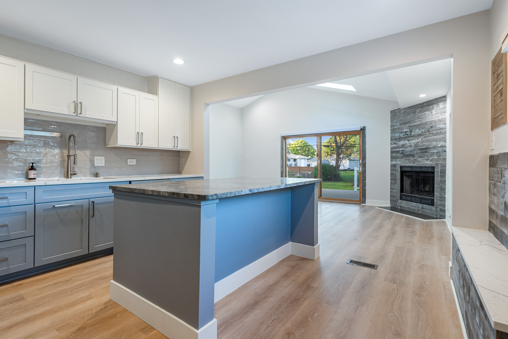 2008 Kirchoff Road Rolling Meadows, IL 60008 - Photo 4 of 13