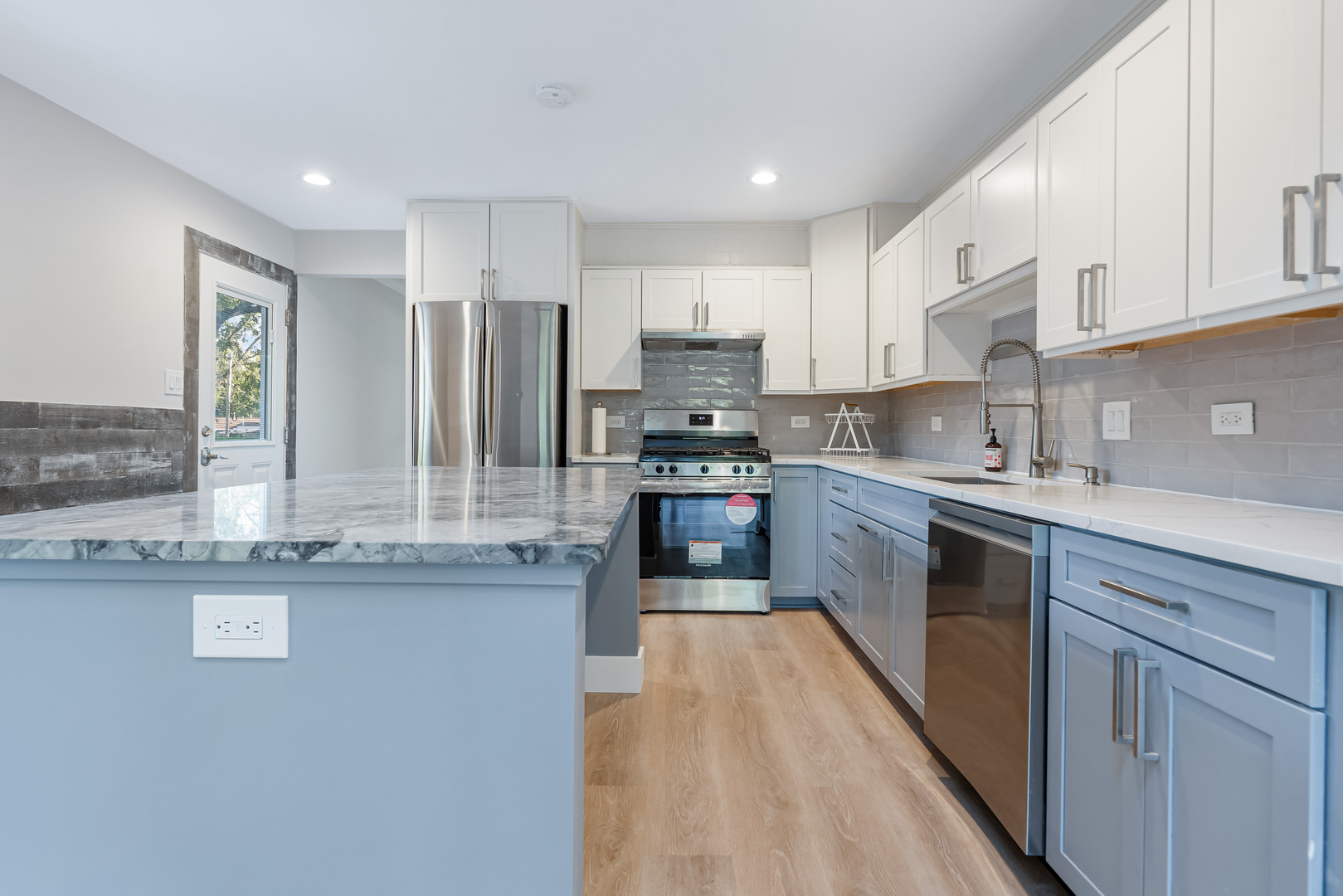 2008 Kirchoff Road Rolling Meadows, IL 60008 - Photo 5 of 13