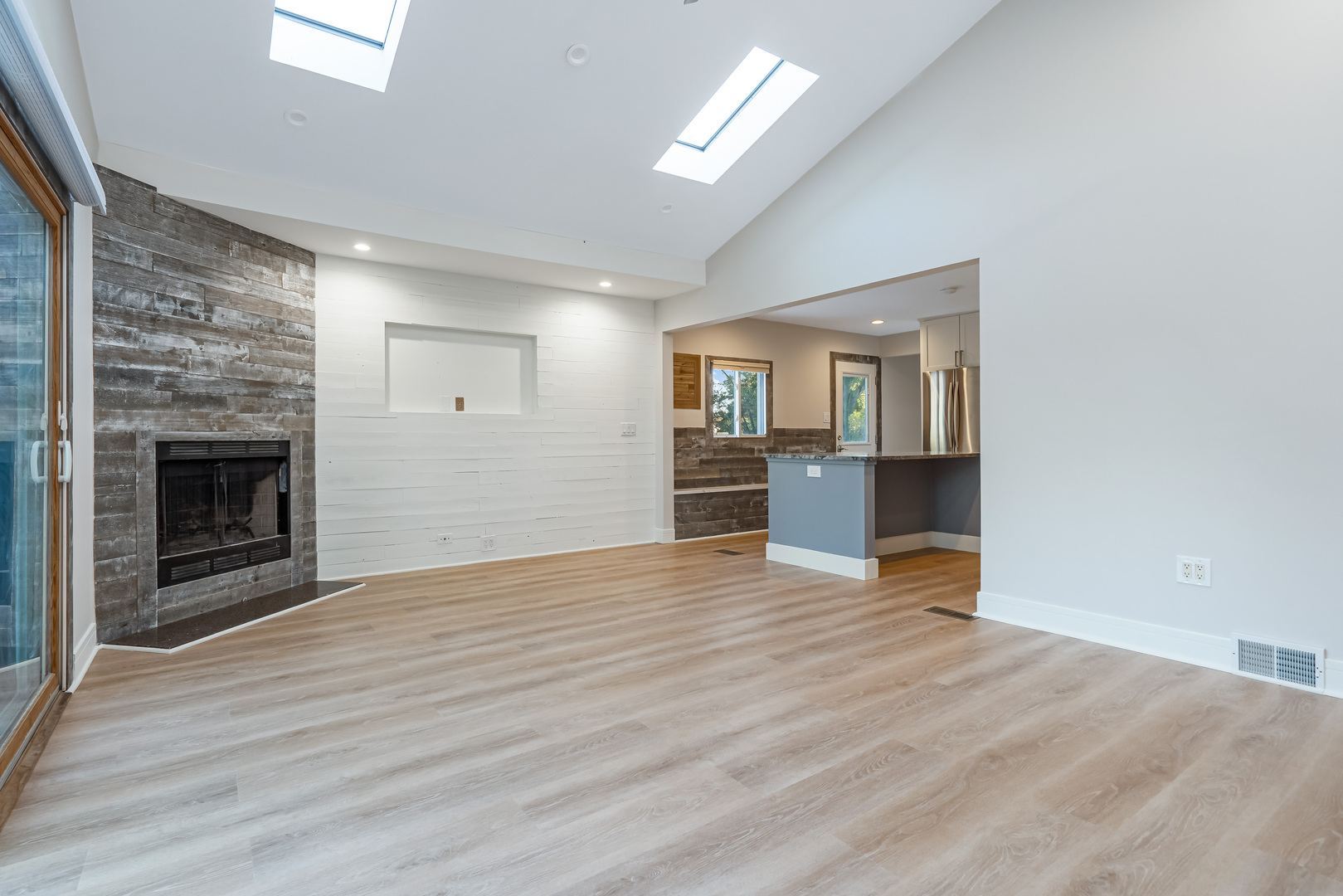 2008 Kirchoff Road Rolling Meadows, IL 60008 - Photo 7 of 13