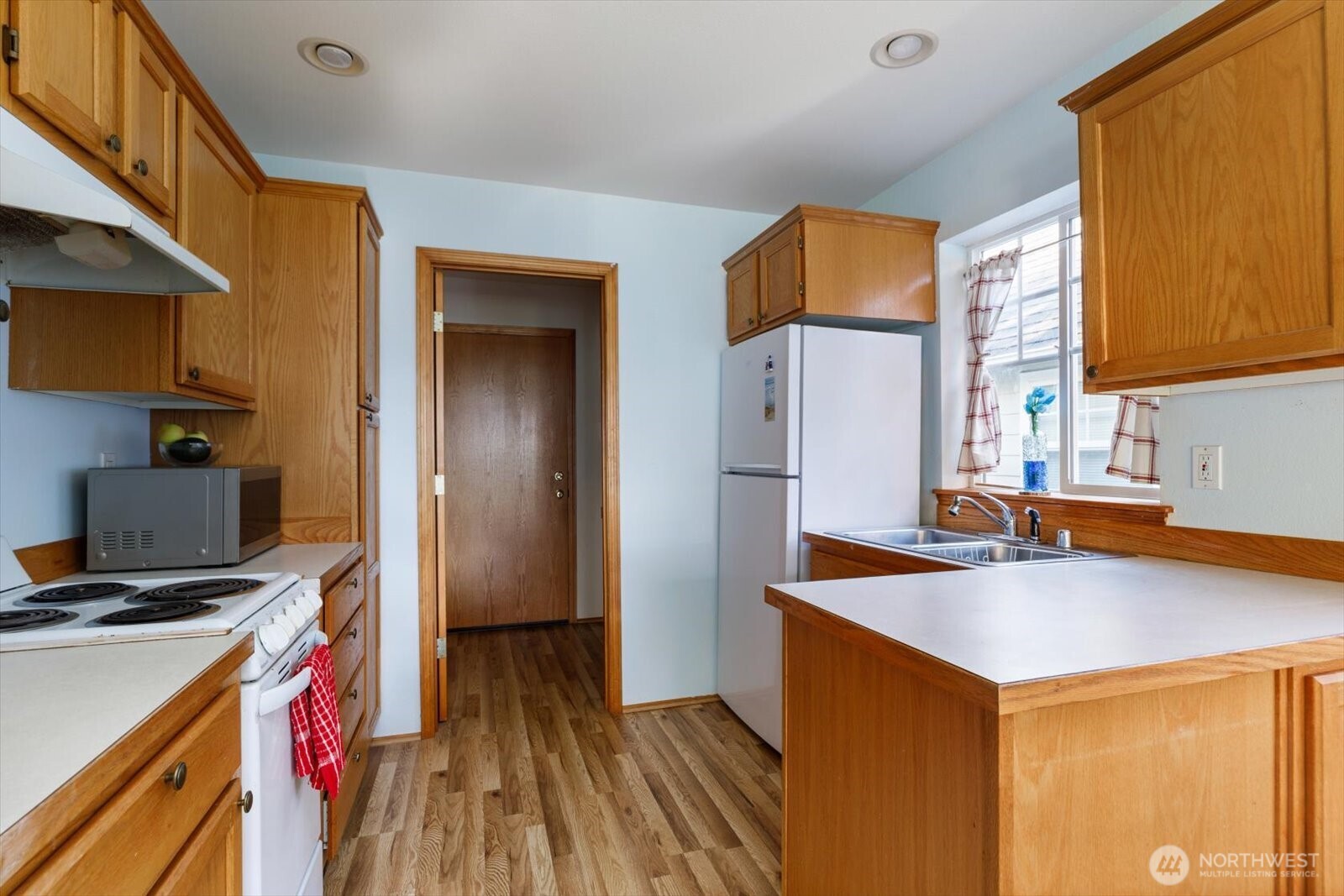 161 West Whidbey Avenue, Unit 5 Oak Harbor, WA 98277 - Photo 19 of 32 a kitchen that has a sink and a stove in it
