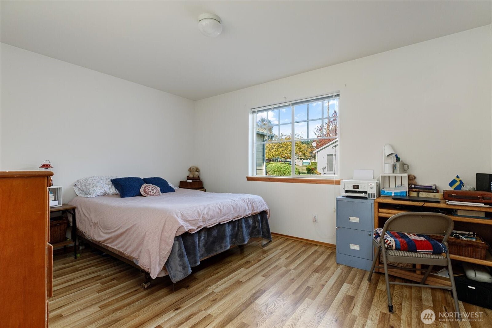 161 West Whidbey Avenue, Unit 5 Oak Harbor, WA 98277 - Photo 21 of 32 a bedroom with a bed and a window