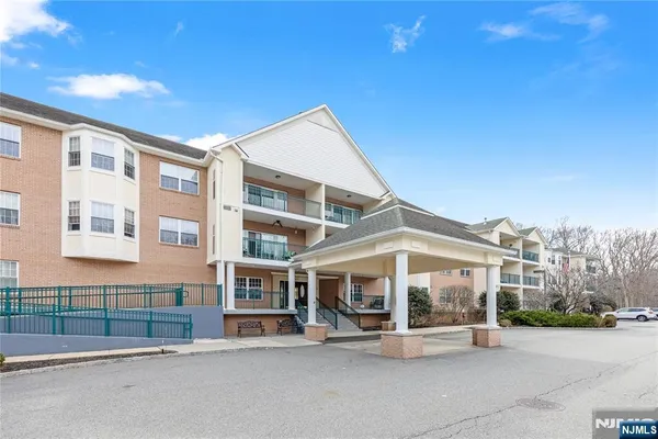 $335,000 | 401 Dercole Court, Unit 111, Norwood, NJ 07648