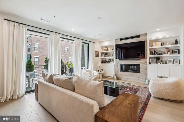 $1,298,000 | 7585 Sawyer Farm Way, Unit 904, McLean, VA 22102