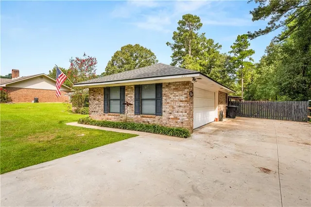 $323,000 | 255 Mosby Drive, Pineville, LA 71360