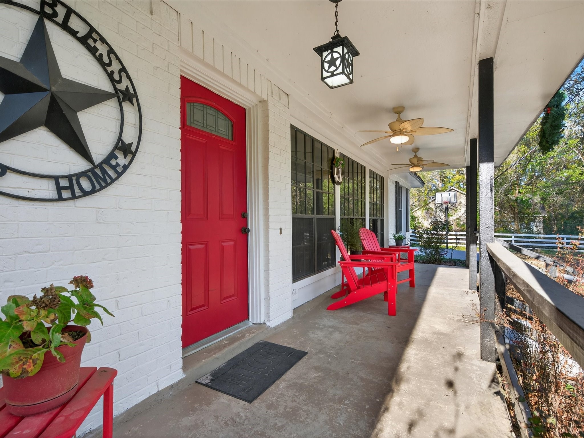 10277 Champion Forest Loop Conroe, TX 77303 - Photo 14 of 45 a living room with patio furniture and a potted plant