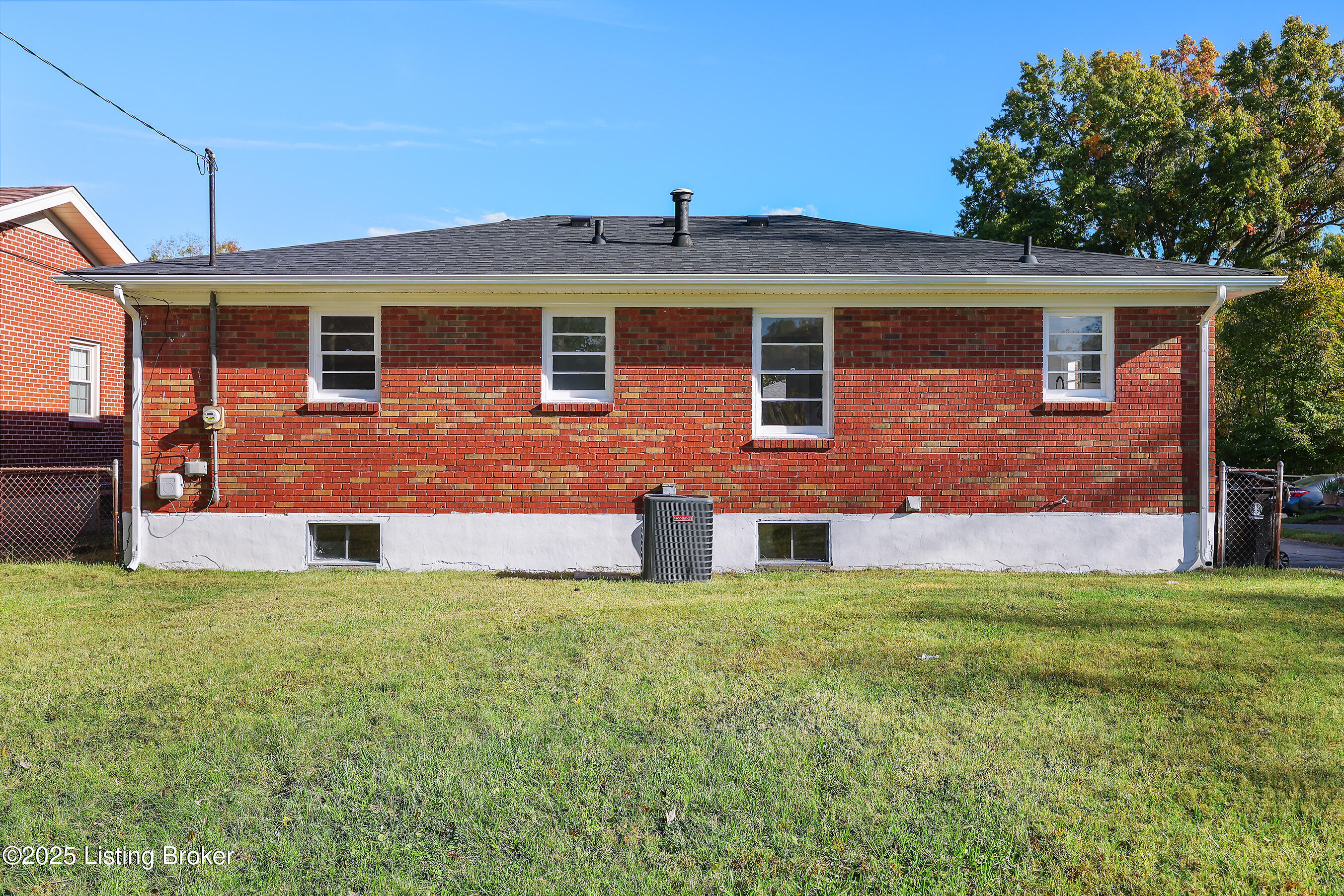 1046 Clayborne Road Louisville, KY 40214 - Photo 7 of 39 H40A5248