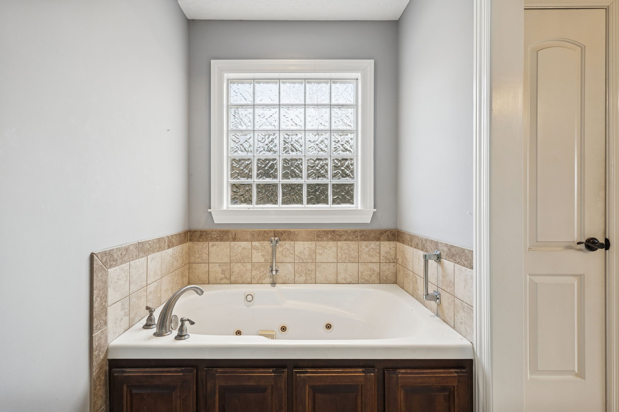 5453 Hillsboro Viola Road Manchester, TN 37355 - Photo 19 of 49 a bathroom with a bathtub and a sink