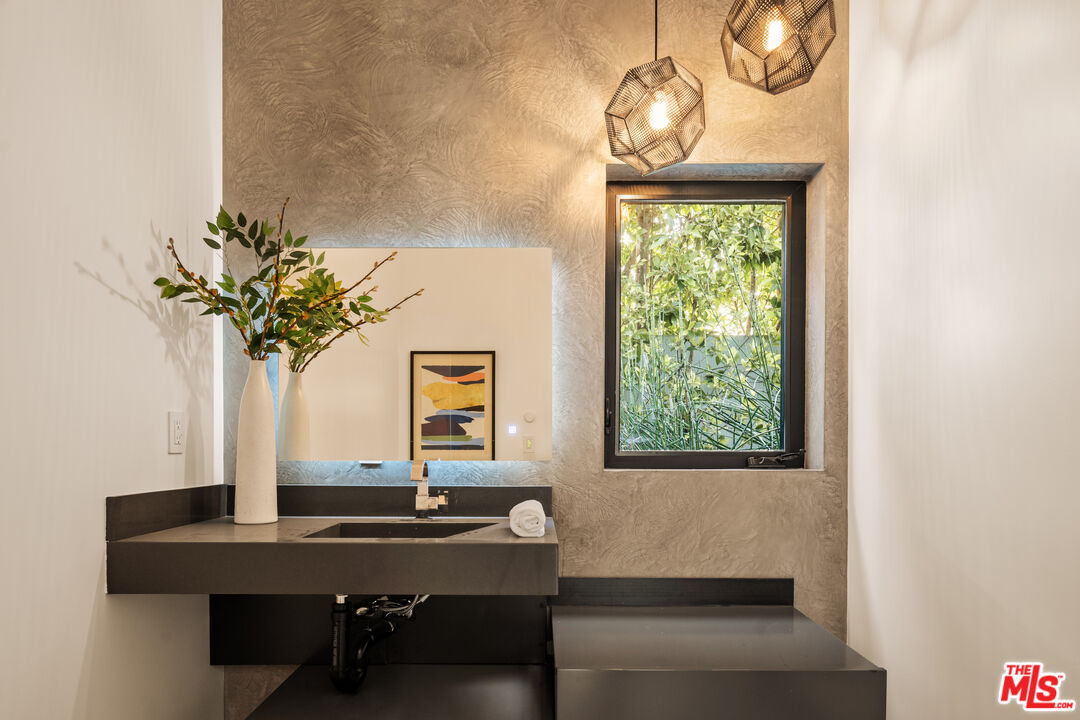 4445 Camellia Avenue Studio City, CA 91602 - Photo 11 of 29