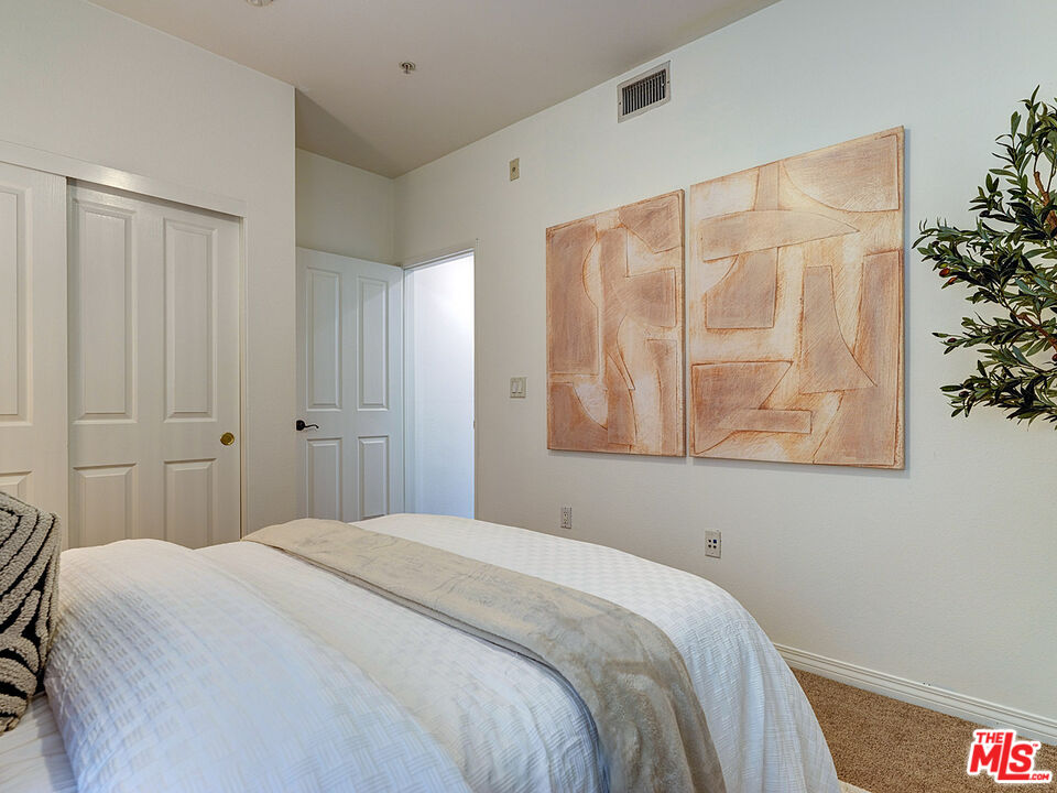 6020 South Seabluff Drive, Unit 122 Playa Vista, CA 90094 - Photo 19 of 33 a bedroom with a bed and a window