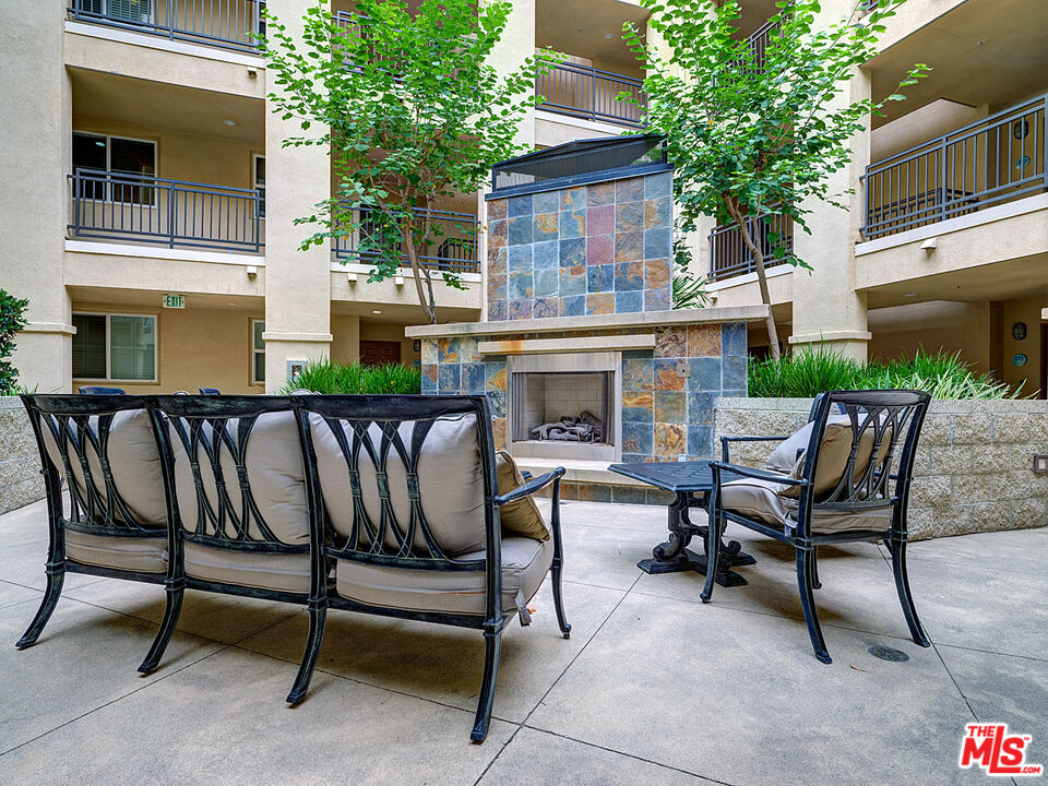 6020 South Seabluff Drive, Unit 122 Playa Vista, CA 90094 - Photo 23 of 33 a view of a chairs and table in the back yard of the house