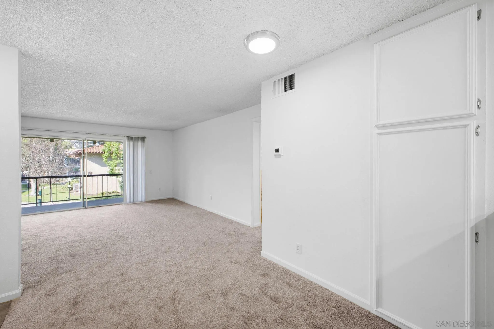 6019 Rancho Mission Road, Unit 204 San Diego, CA 92108 - Photo 12 of 38 Large open living area