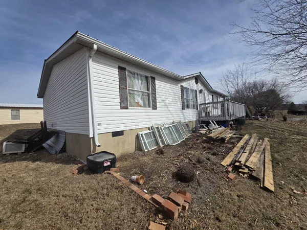 a view of a house with backyard