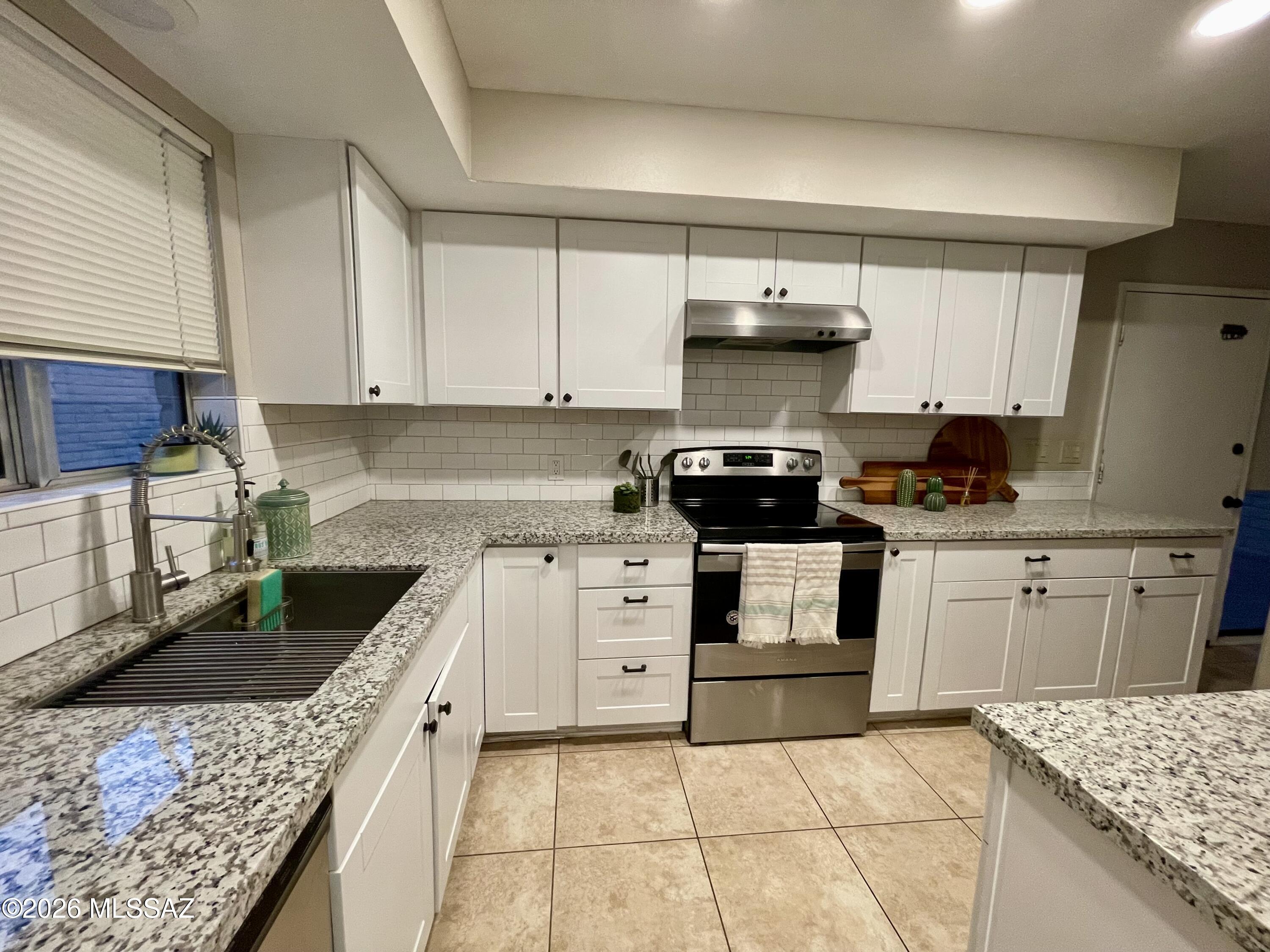 2434 North Shade Tree Circle Tucson, AZ 85715 - Photo 6 of 20 kitchen