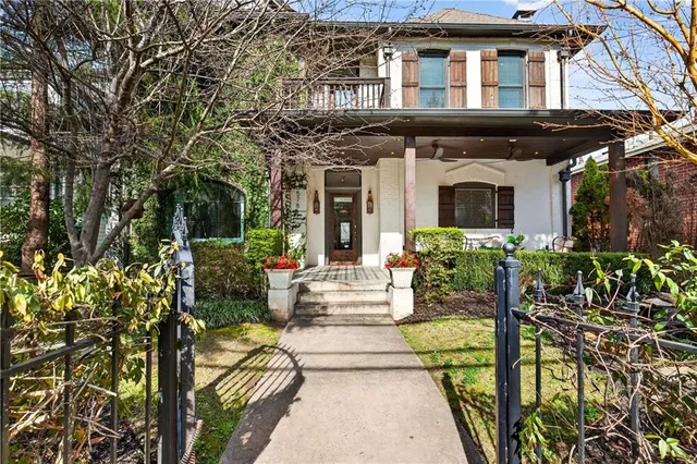 a view of a house with backyard
