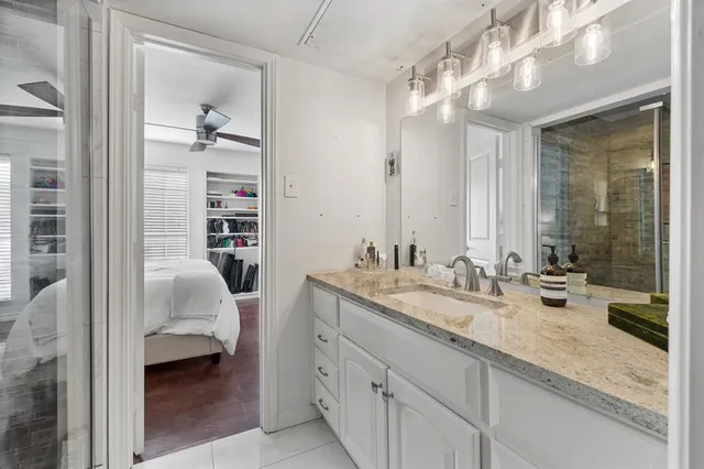 a en suite bathroom with double vanity and a mirror