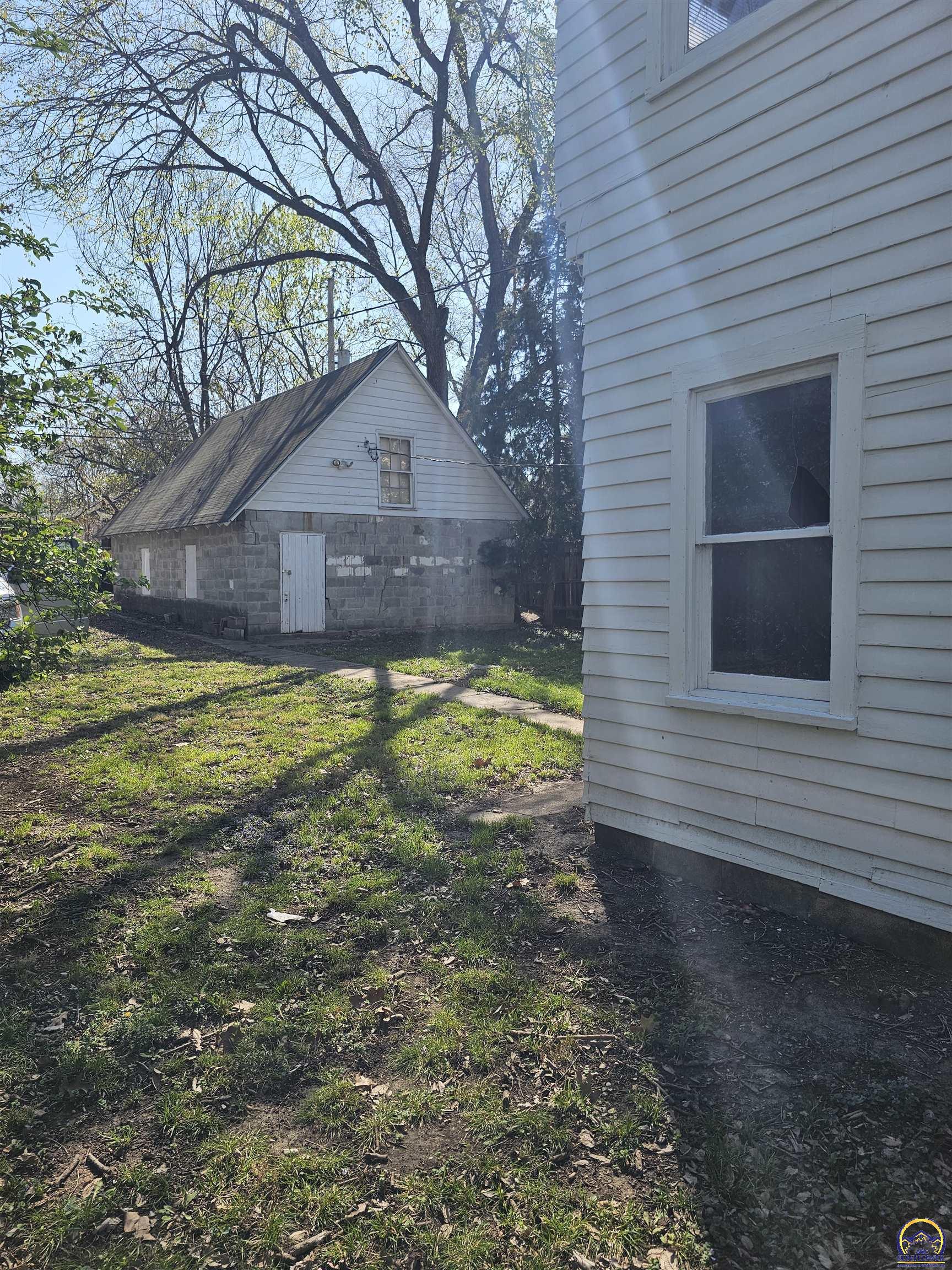 400 Southwest Orchard Street Topeka, KS 66606 - Photo 2 of 7