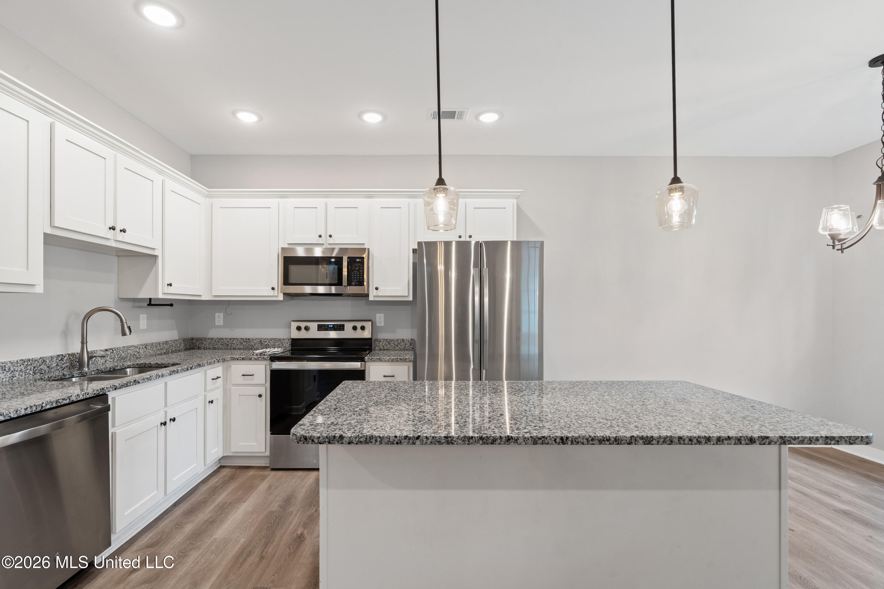 167 Chulahoma Road Holly Springs, MS 38635 - Photo 11 of 41 Beautiful Granite Kitchen