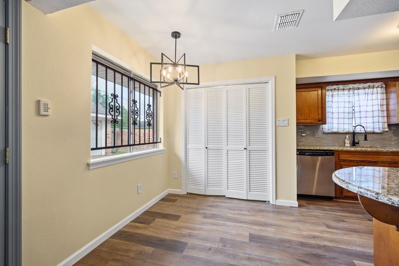 4910 Teton Street Houston, TX 77033 - Photo 8 of 27