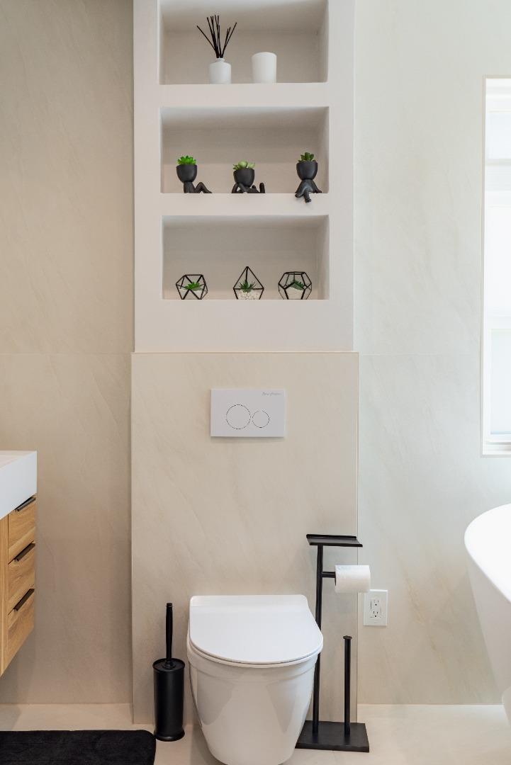 21446 Broadway Road Los Gatos, CA 95033 - Photo 22 of 32 a bathroom with a toilet
