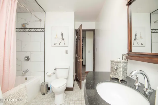 $830,000 | 1006 Foxdale Drive, Maryville, TN 37803