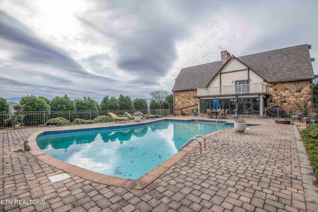 $830,000 | 1006 Foxdale Drive, Maryville, TN 37803