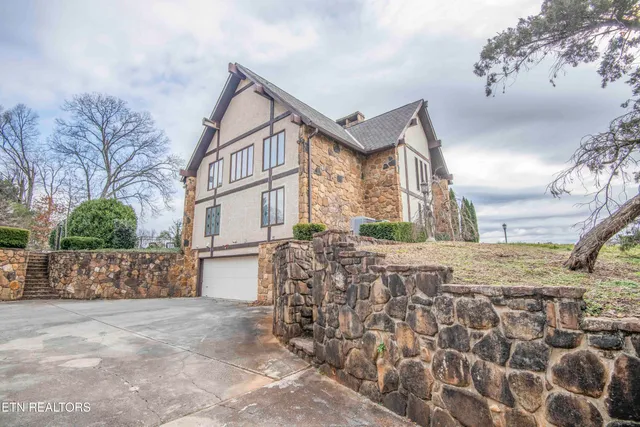 $830,000 | 1006 Foxdale Drive, Maryville, TN 37803