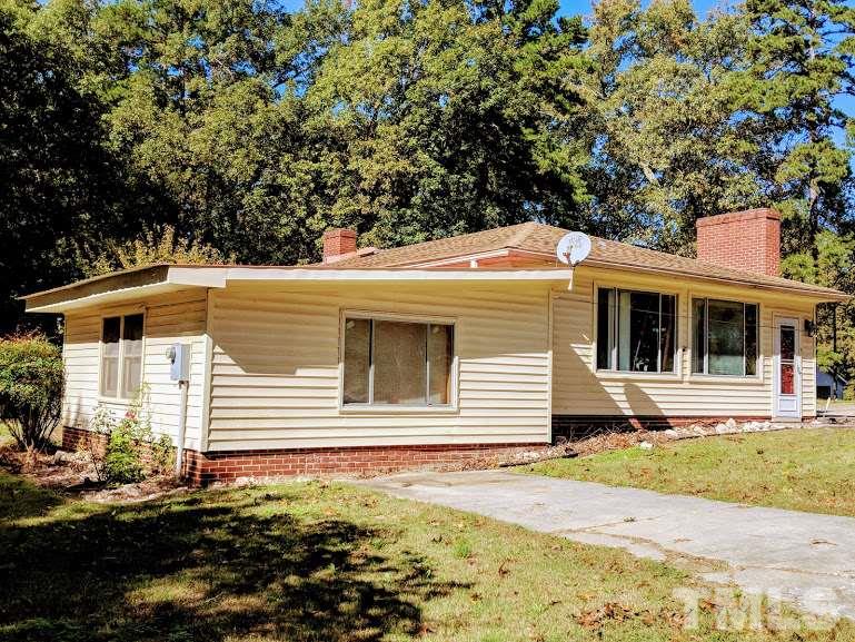 142 Evergreen Road Clarksville, VA 23927 - Photo 4 of 25 a front view of a house with a tree