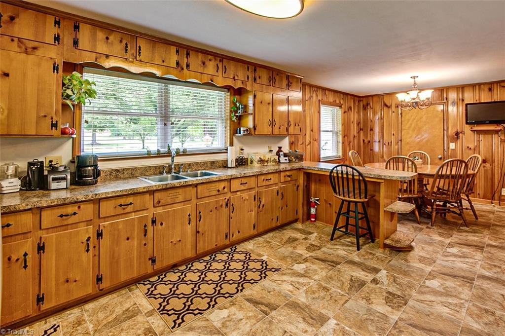 Kitchen, eat-at bar