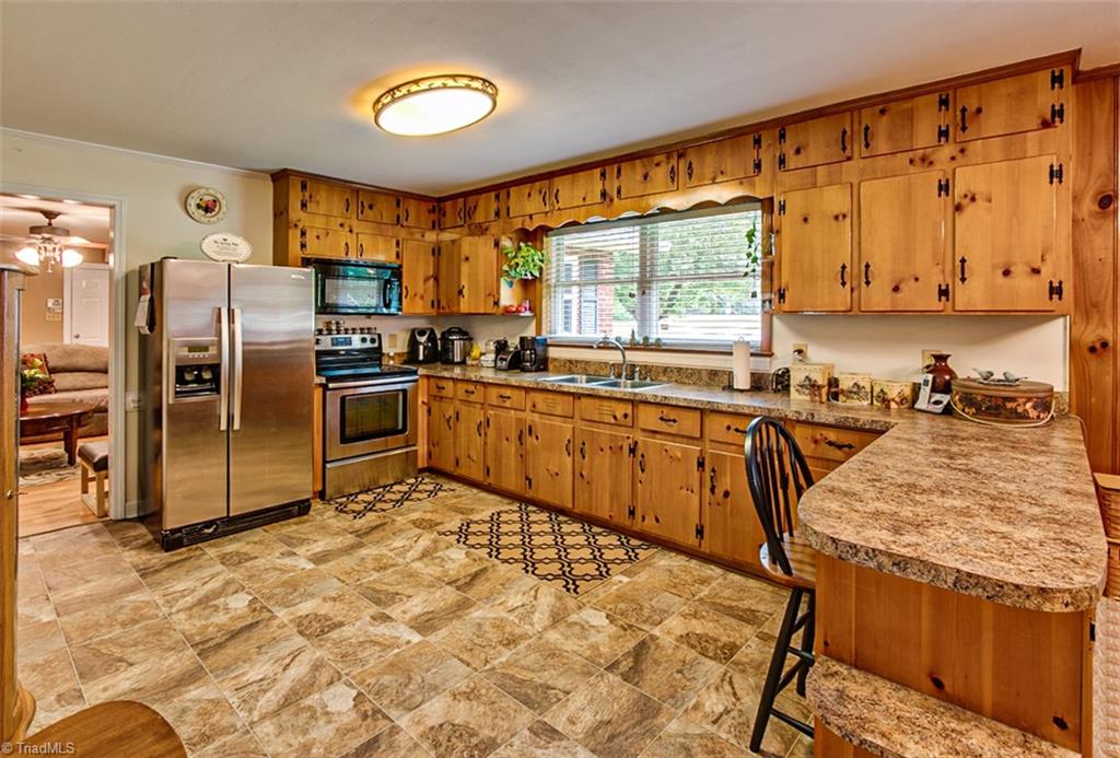 Kitchen, appliances remain