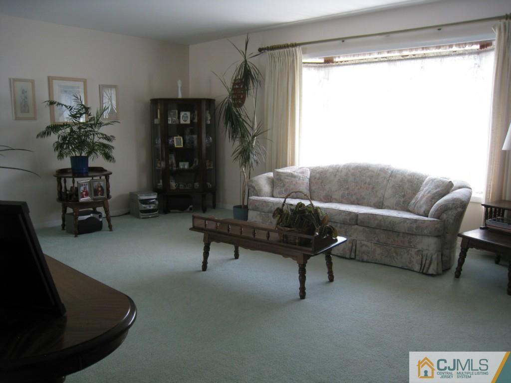 7 Valiant Road East Brunswick, NJ 08816 - Photo 4 of 11 Gallery Image 4