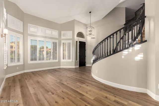 a large kitchen with kitchen island a large island in it
