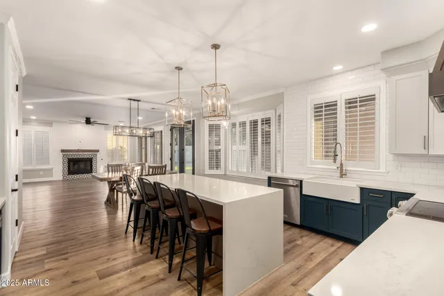 a view of a livingroom with a workspace