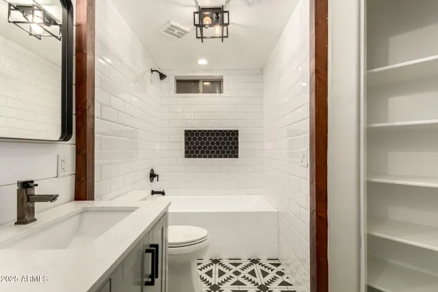 a view of a back yard