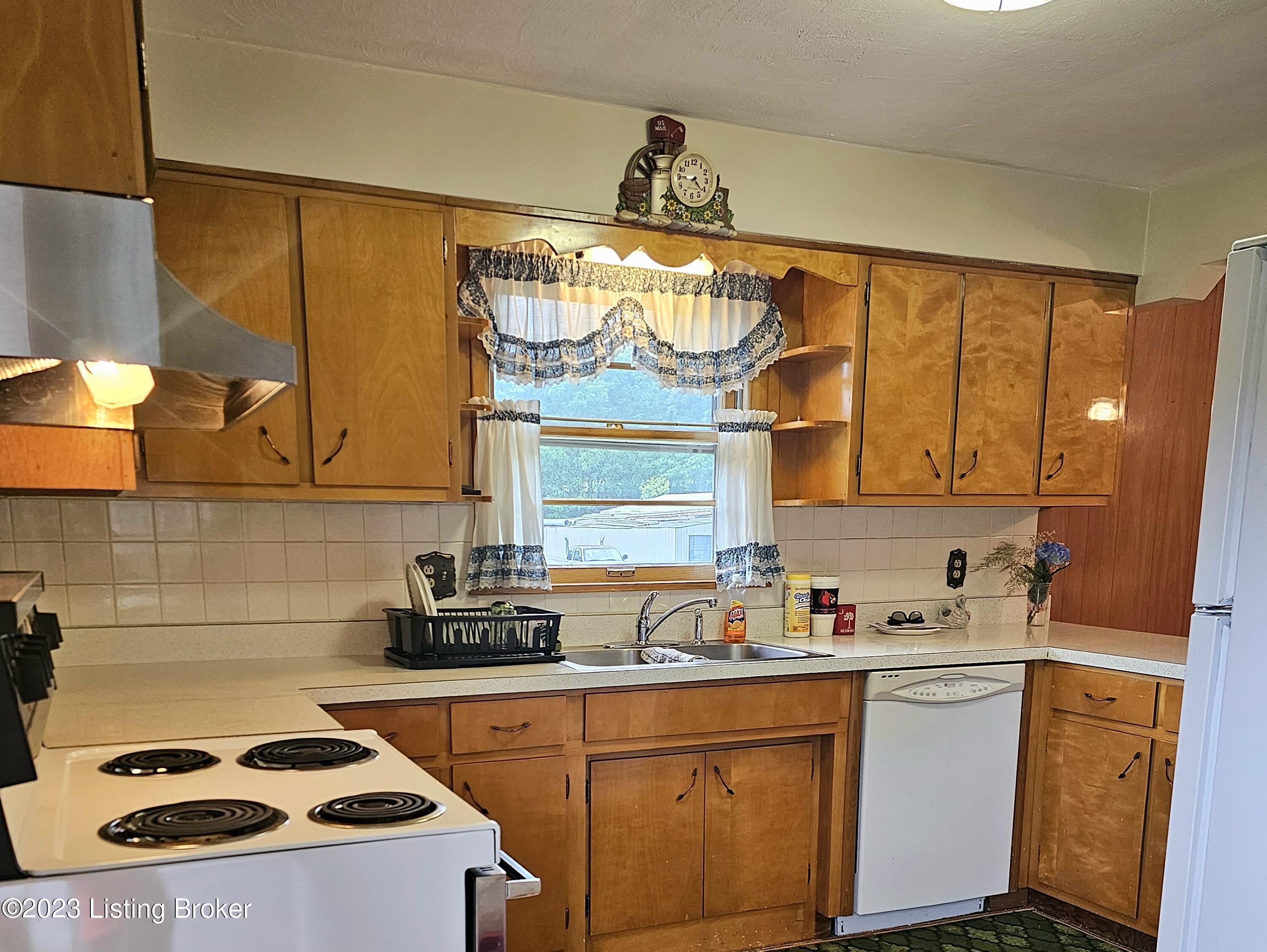 4133 Dover Road Louisville, KY 40216 - Photo 12 of 44 20230826_164308