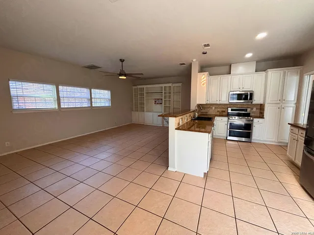 $2,650 | 18035 Green Knoll, San Antonio, TX 78258