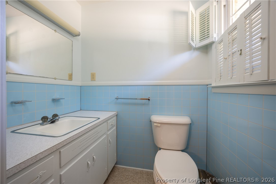 5424 Bonnetsville Road Clinton, NC 28328 - Photo 20 of 29 a bathroom with a toilet sink and mirror