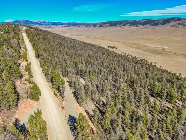 a view of a houses with a yard