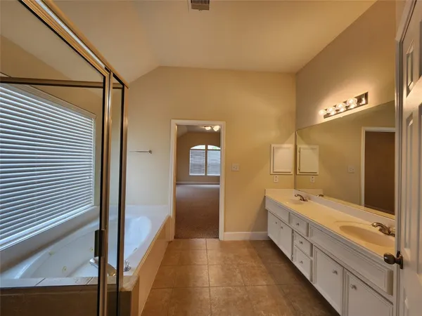 $2,574 | 4100 Blossom Street, Houston, TX 77007