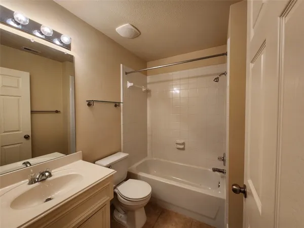 $2,574 | 4100 Blossom Street, Houston, TX 77007