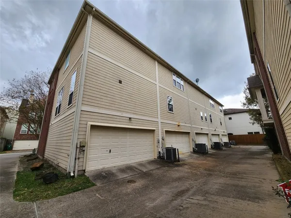 $2,574 | 4100 Blossom Street, Houston, TX 77007