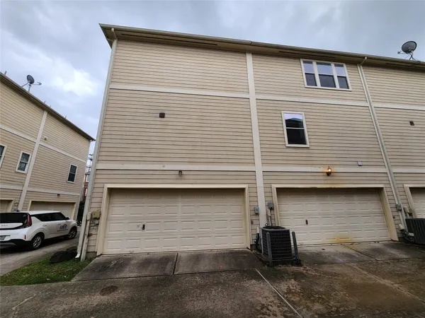 $2,574 | 4100 Blossom Street, Houston, TX 77007