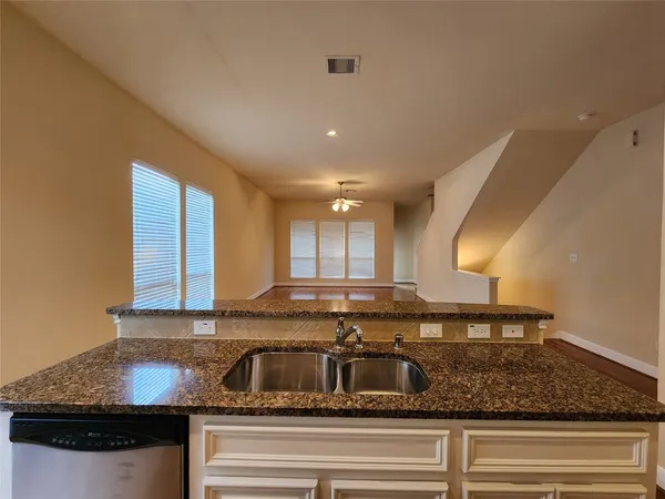 $2,574 | 4100 Blossom Street, Houston, TX 77007