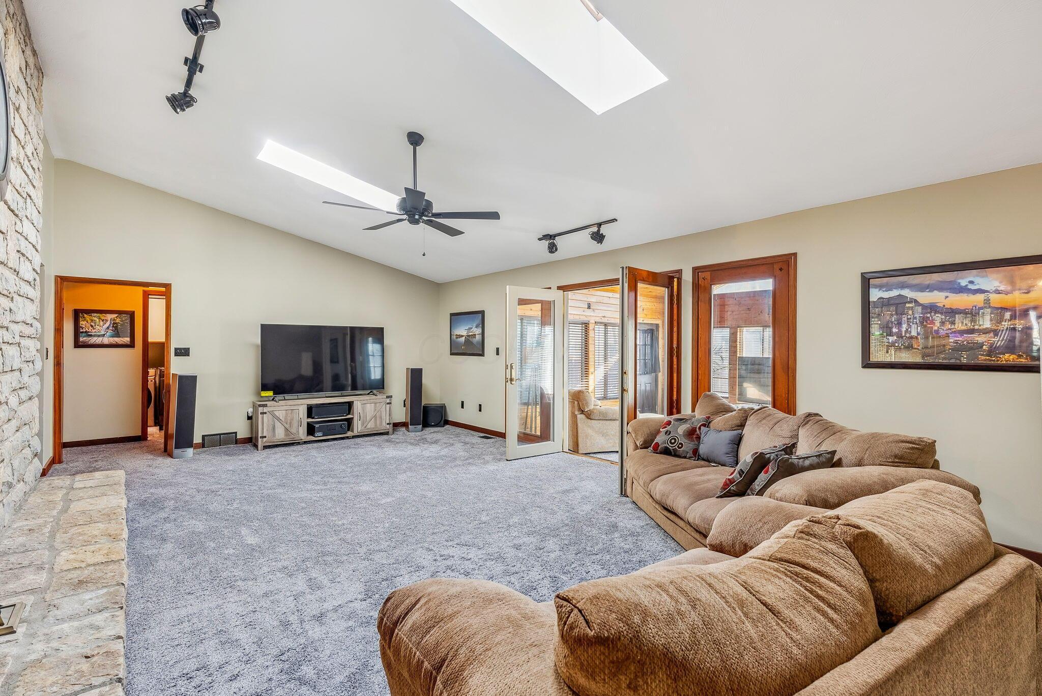 588 Country Club Road Columbus, OH 43213 - Photo 15 of 48 livingroom 4 CC