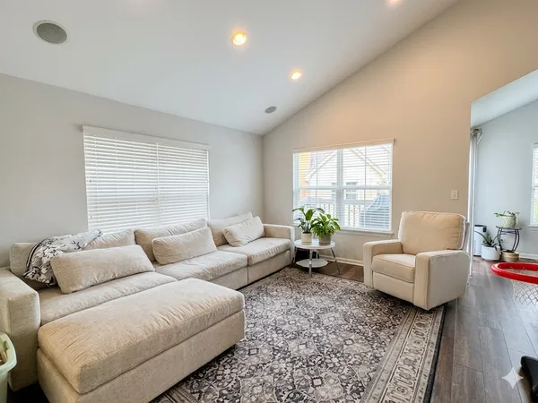 $3,600 | 121 Rosehall Drive, Lake Zurich, IL 60047