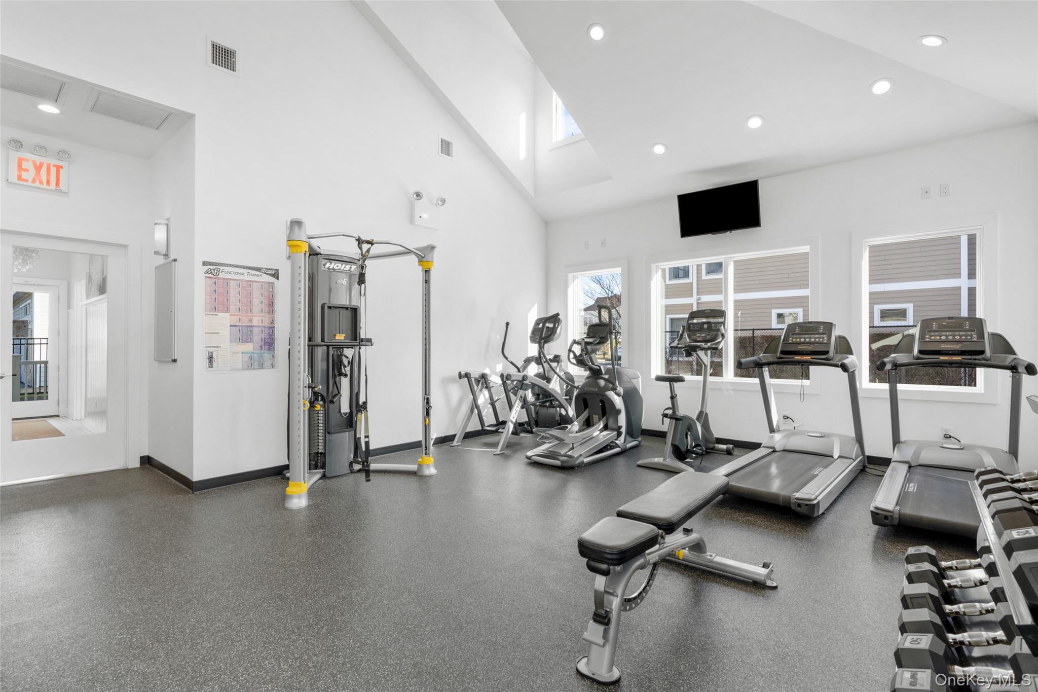 72 Island Point, Unit 72 Bronx, NY 10464 - Photo 37 of 40 Workout area with high vaulted ceiling