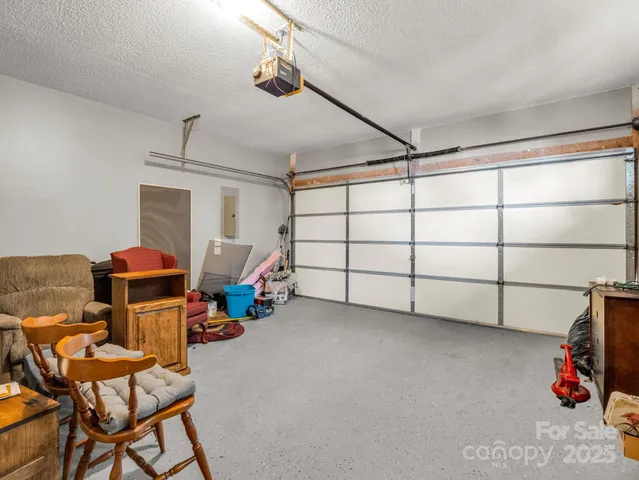 a view of a yard in front of house