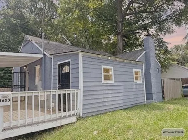 a view of a house with a yard